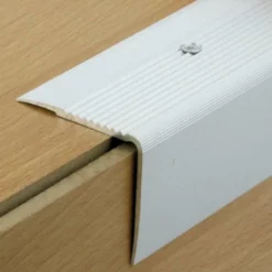 NEZ DE MARCHE STRIE ALU ANODISE NATUREL 41V A VISSER 55X50MM 3,00ML